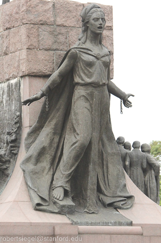 statue